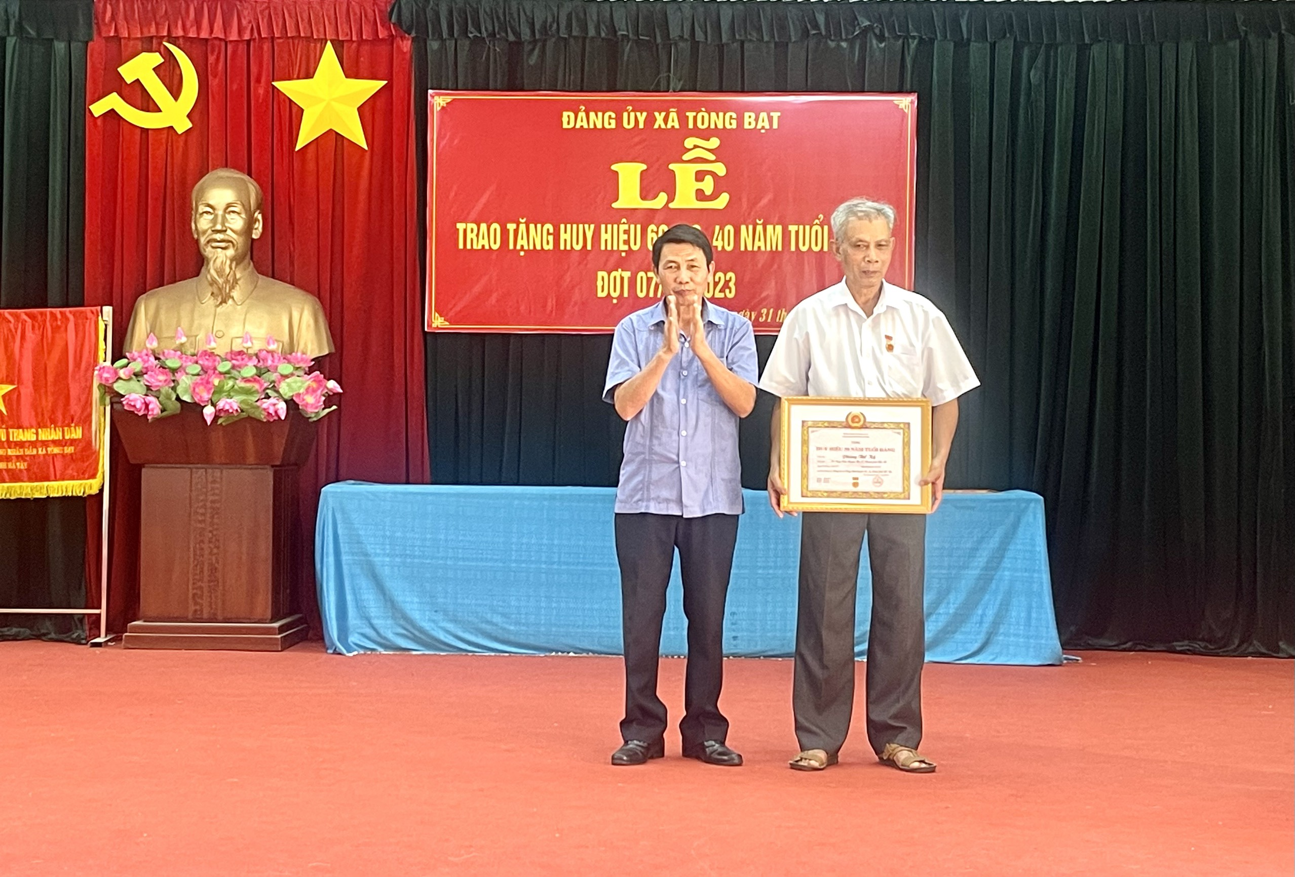 Đảng bộ xã Tòng Bạt trao tặng Huy hiệu Đảng đợt 07/11/2023