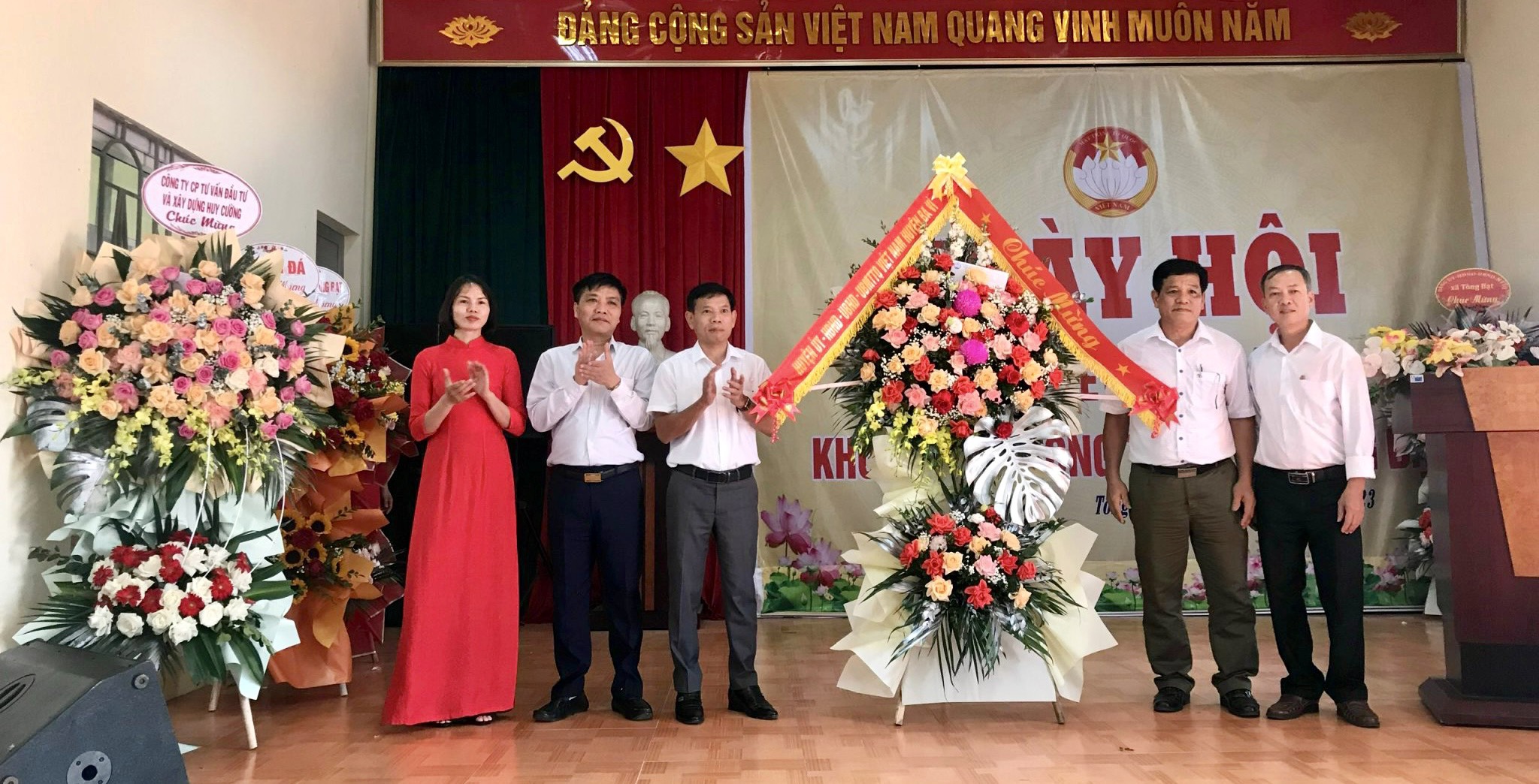 Thôn Tòng Thái, xã Tòng Bạt tổ chức ngày hội Đại đoàn kết toàn dân tộc.