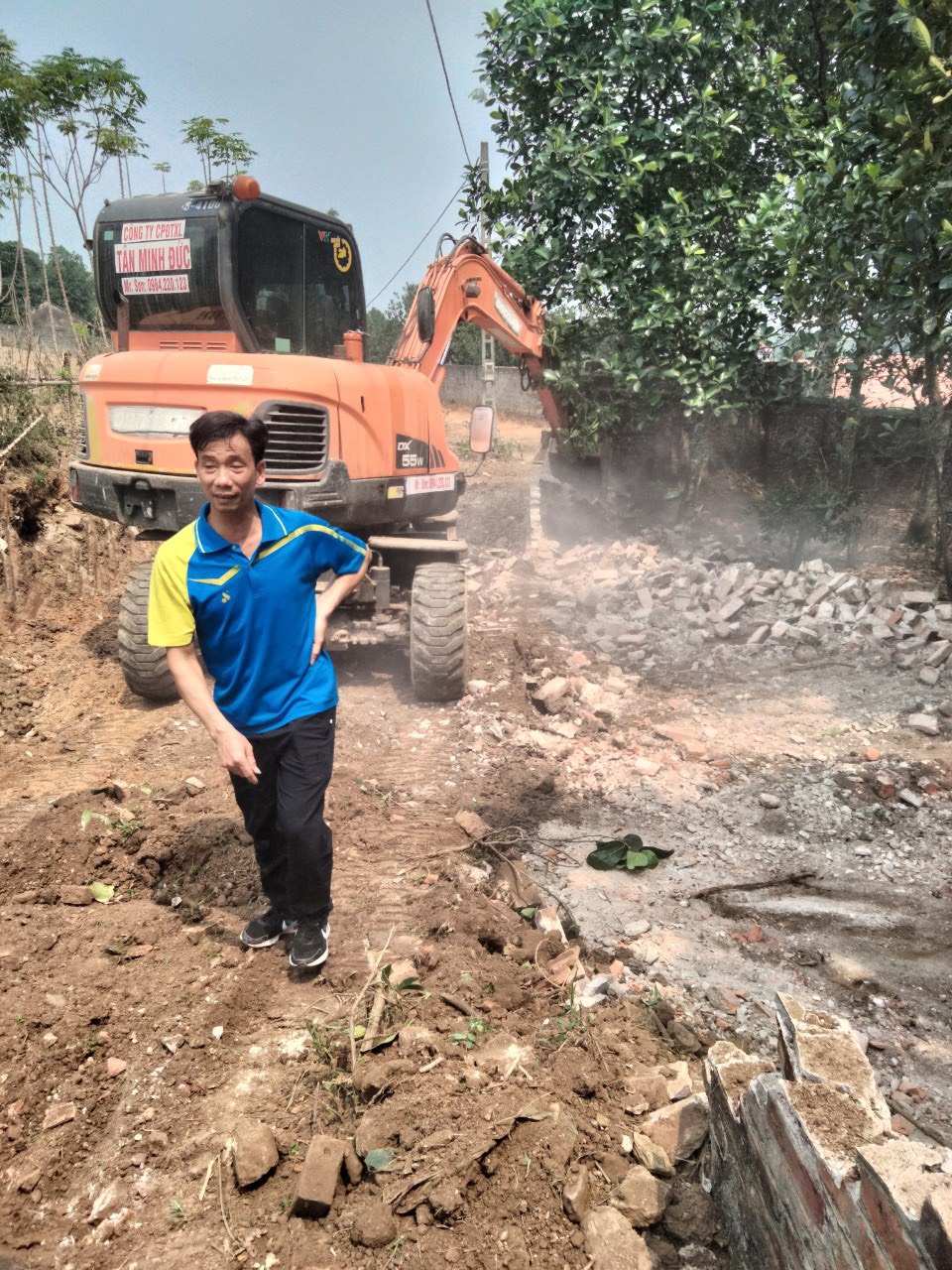 Ông Nguyễn Ngọc Định, thôn Tòng Thái xã Tòng Bạt hiến 80m2 đất làm đường.