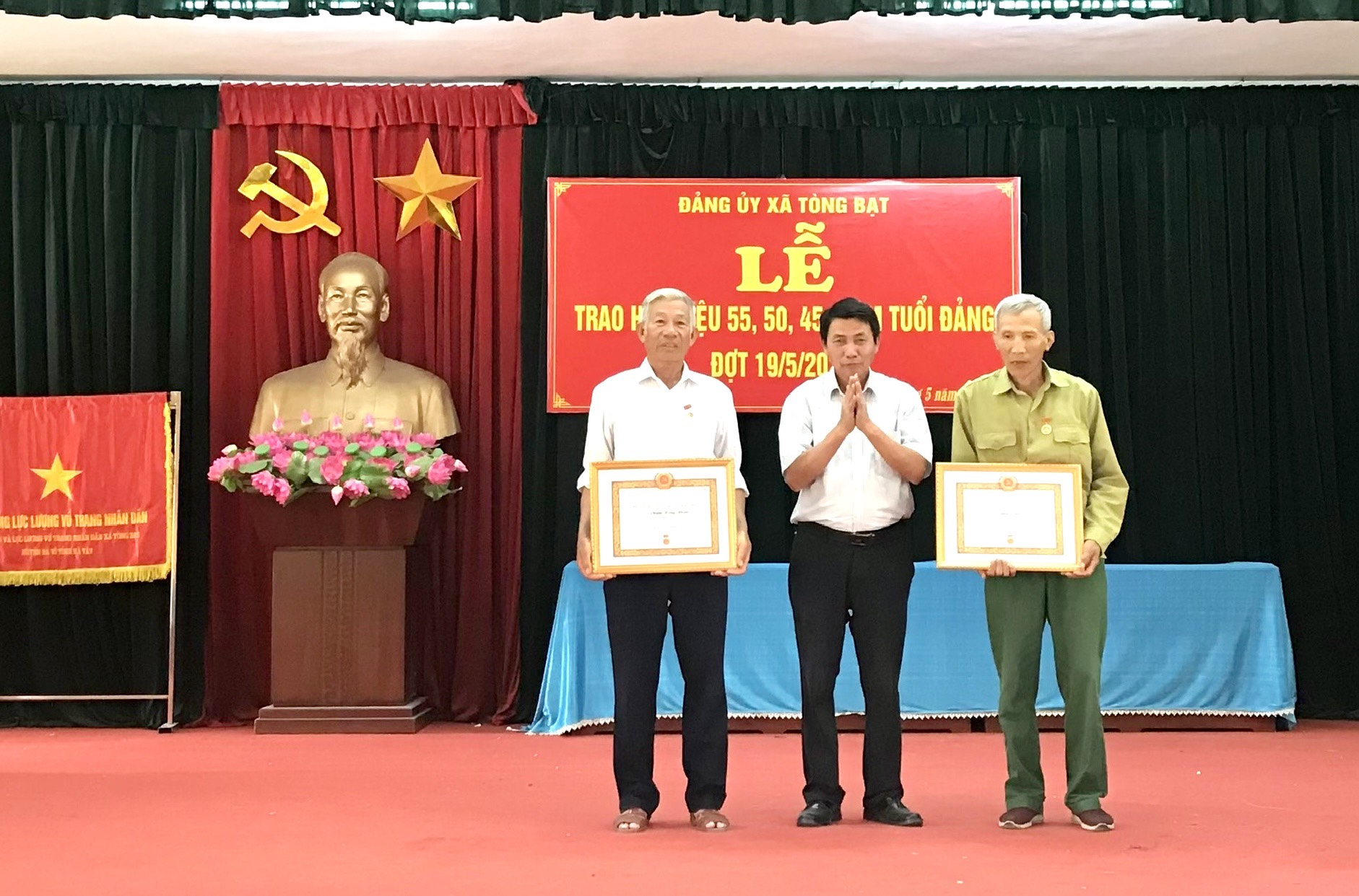 Đảng bộ xã Tòng Bạt tổ chức trao Huy hiệu Đảng đợt 19/5/2023