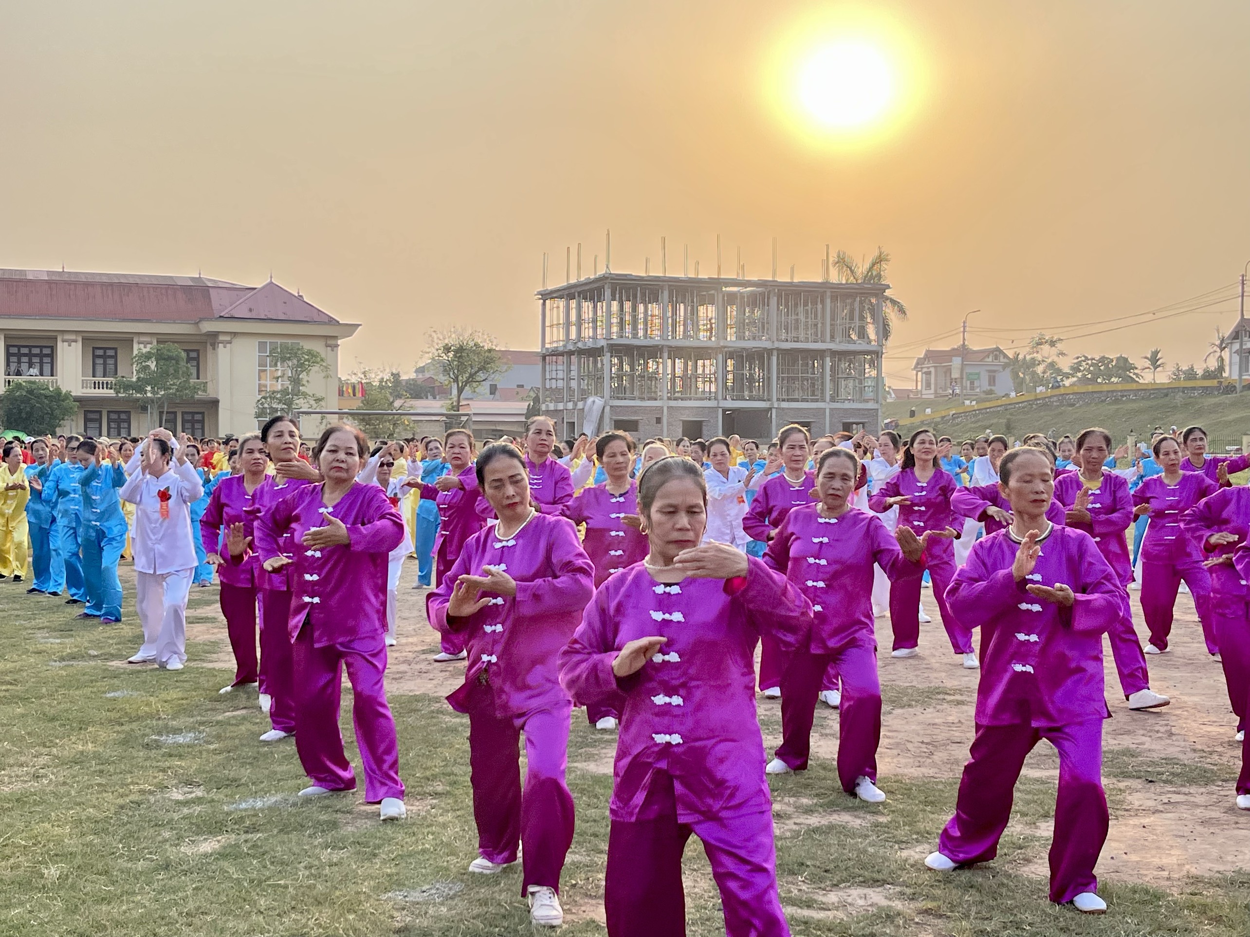 Xã Tòng Bạt tổ chức chương trình Đồng diễn chào mừng 55 năm thành lập huyện Ba Vì