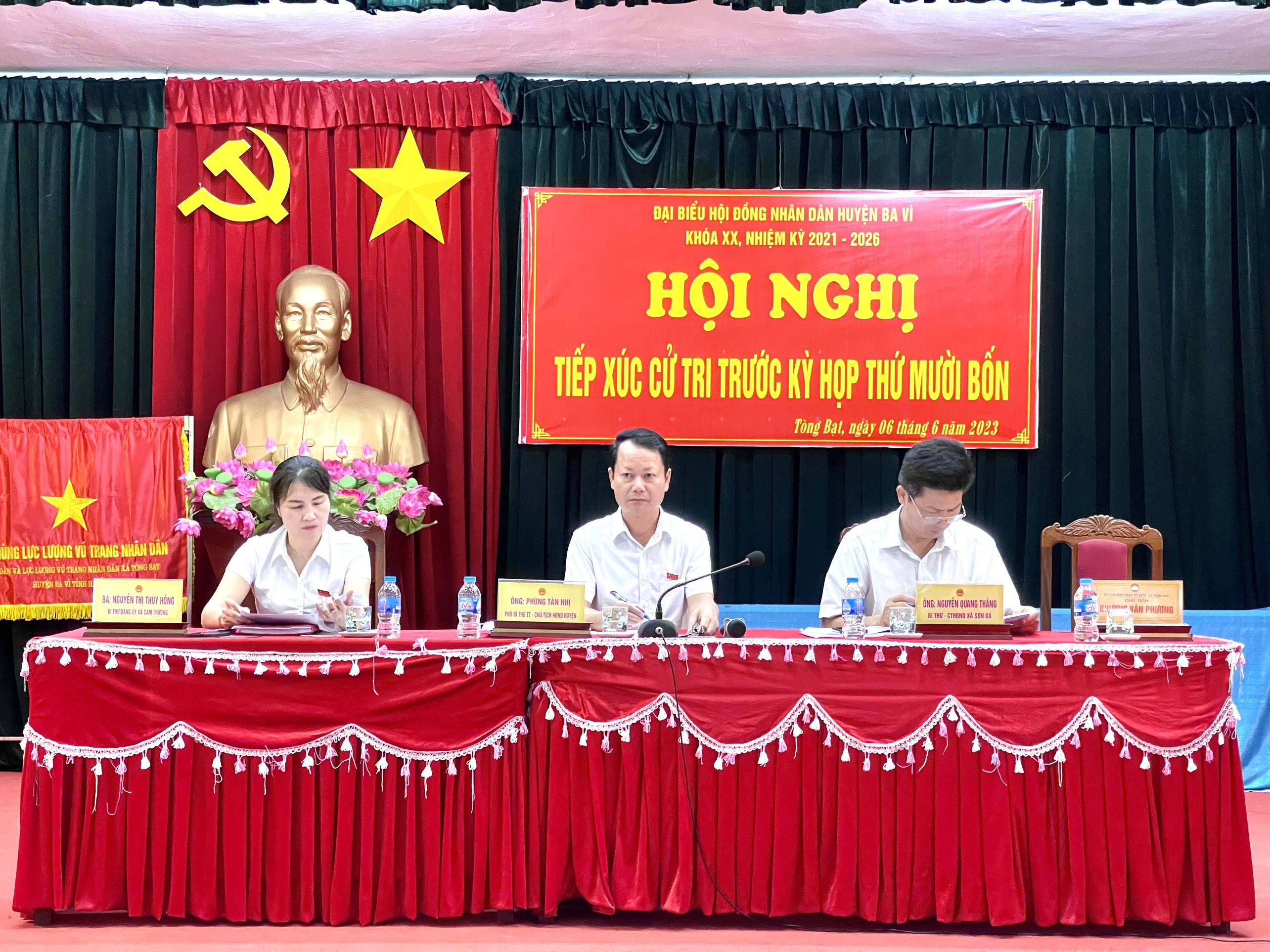 Đại biểu Hội đồng nhân dân huyện tiếp xúc cử tri tại xã Tòng Bạt