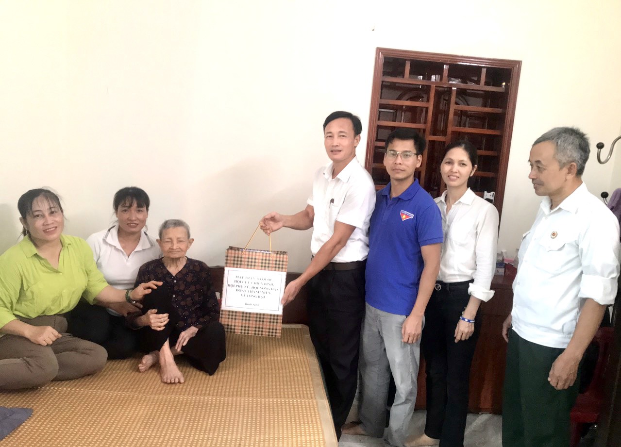 Ủy ban MTTQ, các đoàn thể chính trị - xã hội xã Tòng Bạt thăm, tặng quà Mẹ Việt Nam Anh hùng và Thương binh đặc biệt nặng.