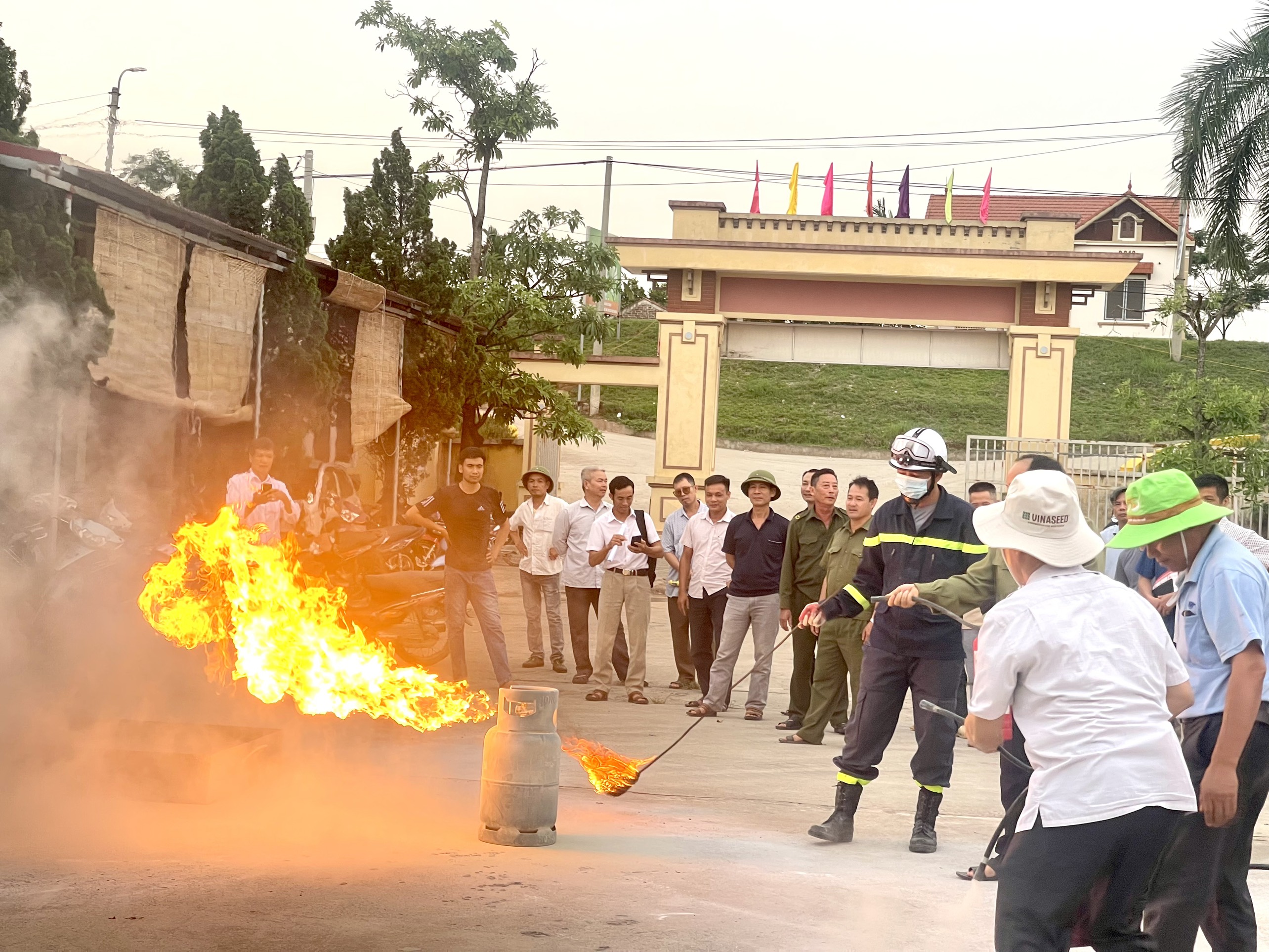 Xã Tòng Bạt: Tập huấn phòng cháy, chữa cháy cho hộ sản xuất, kinh doanh kết hợp nhà ở